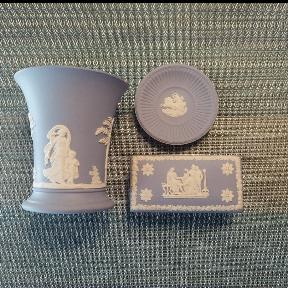 JASPERWARE WEDGEWOOD SET 3 BEAUTIFUL PIECES - RARE LIGHT BLUE! DISPLAY LIKE NEW